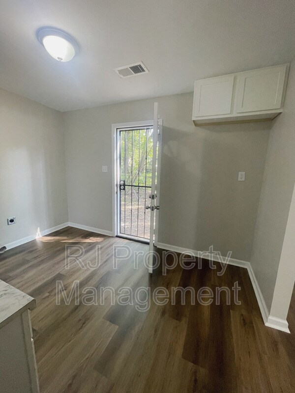 Building Photo - 886 Dawn Dr