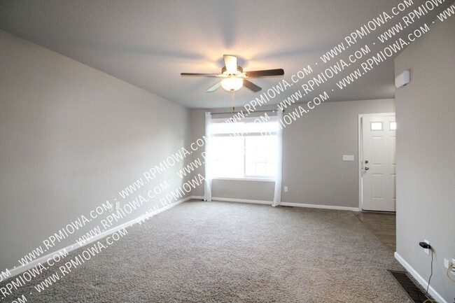 Building Photo - OVER 2000+ SQ FT!!! 3 Bedroom, 2.5 Bath To...