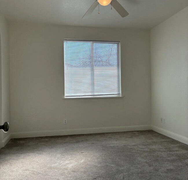 Foto del edificio - Spacious 4-Bedroom Haven with 2 Baths
