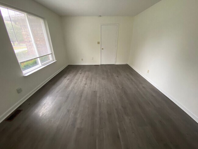 Foto del edificio - NOW SHOWING this 3 Br, 1.5 ba home located...