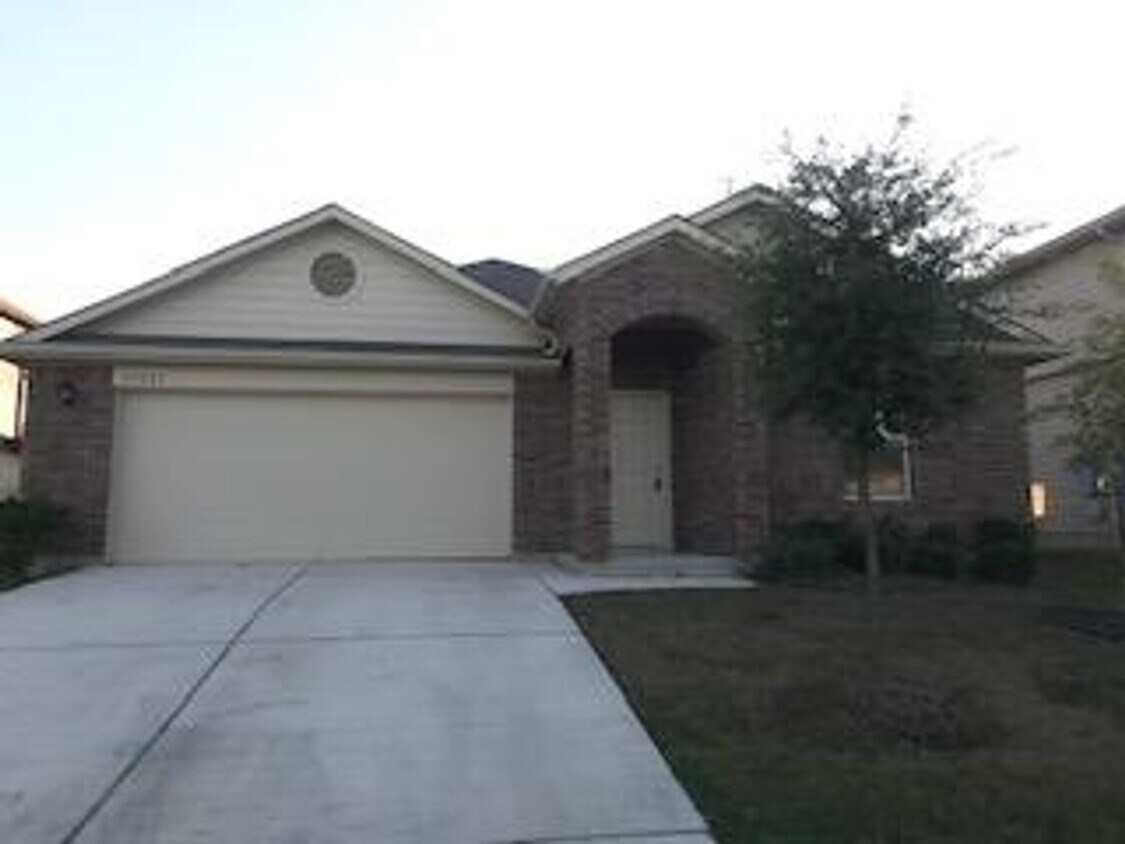 Foto principal - Great 4 Bedroom home with Open floor plan
