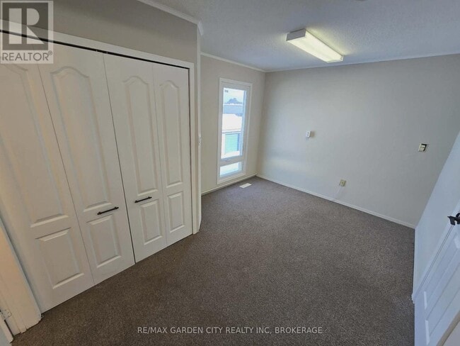 Photo du bâtiment - 215 Roberts Rd