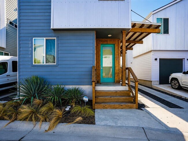 Building Photo - 801 N Bluff Dr