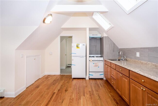 Building Photo - 57 Hilltop Ave