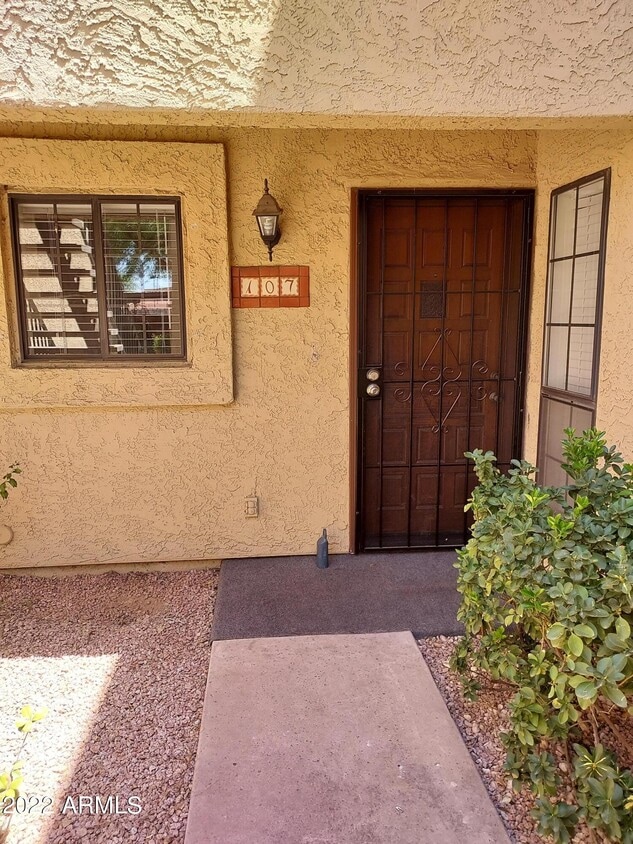 Primary Photo - 8215 N 21st Dr