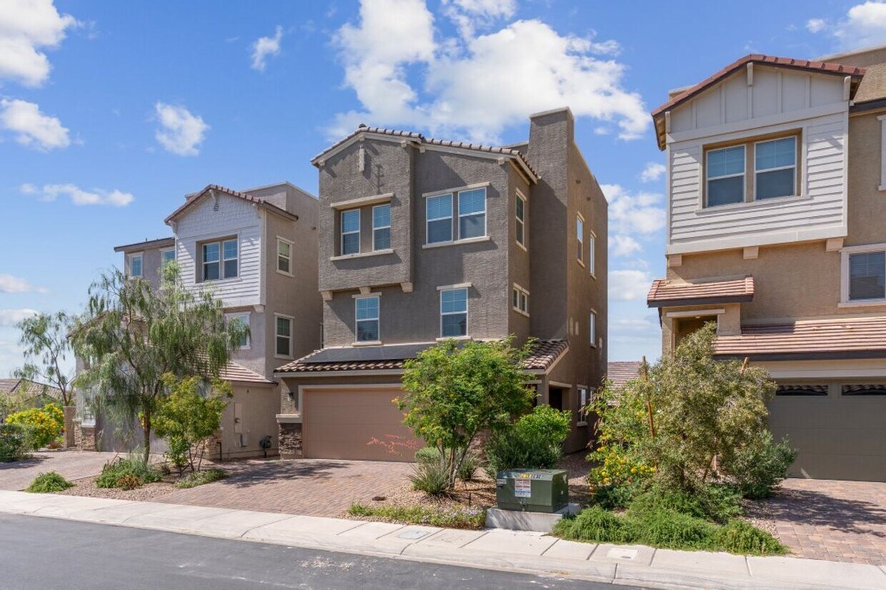 Primary Photo - Spacious Three Story 3 Bed 3.5 Bath Smarth...