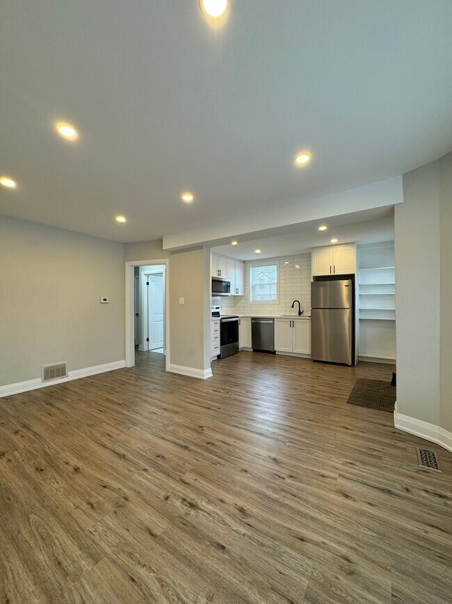 Building Photo - Unit 1-233 East 14th Street Hamilton Ontario L9A 4B7