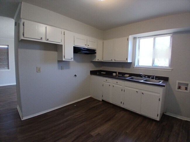 Foto del edificio - Spacious 4-BR Midtown Home – Fully Renovated & Section 8 Welcome
