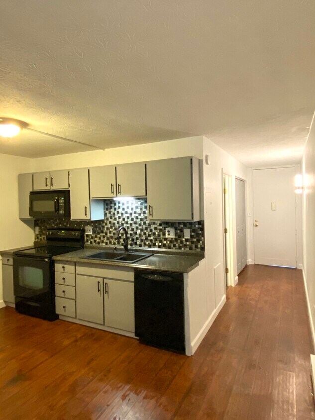 Kitchen - 2331 E Market St