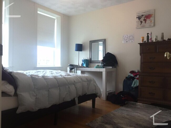 Building Photo - Nicely updated 2 bed unit near the Green Line!