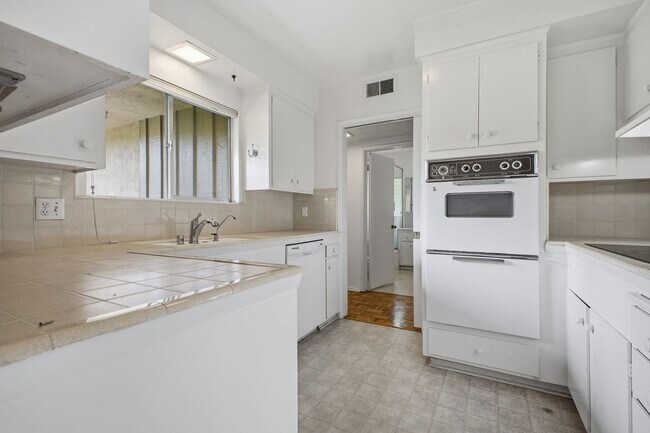 Foto del edificio - Bright & Spacious 2 Bed / 2 Bath Across from Caltech