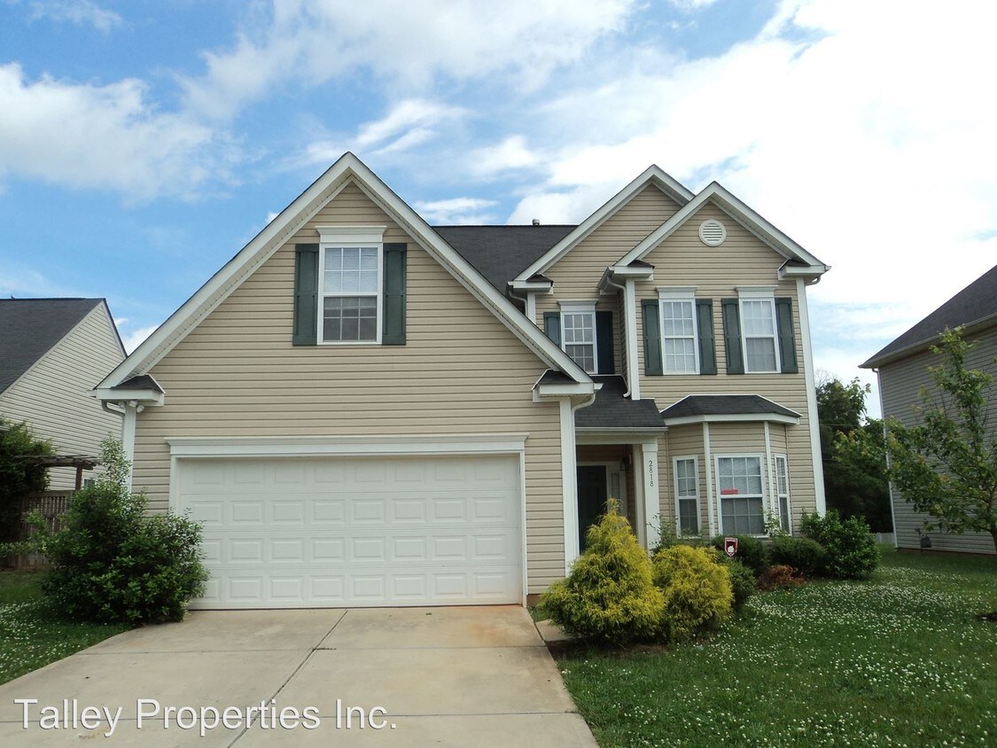 2818 Oakdale Pasture Dr, Charlotte, NC 28216 House Rental in