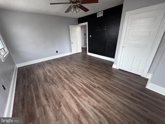 Foto del edificio - 25 E Main St