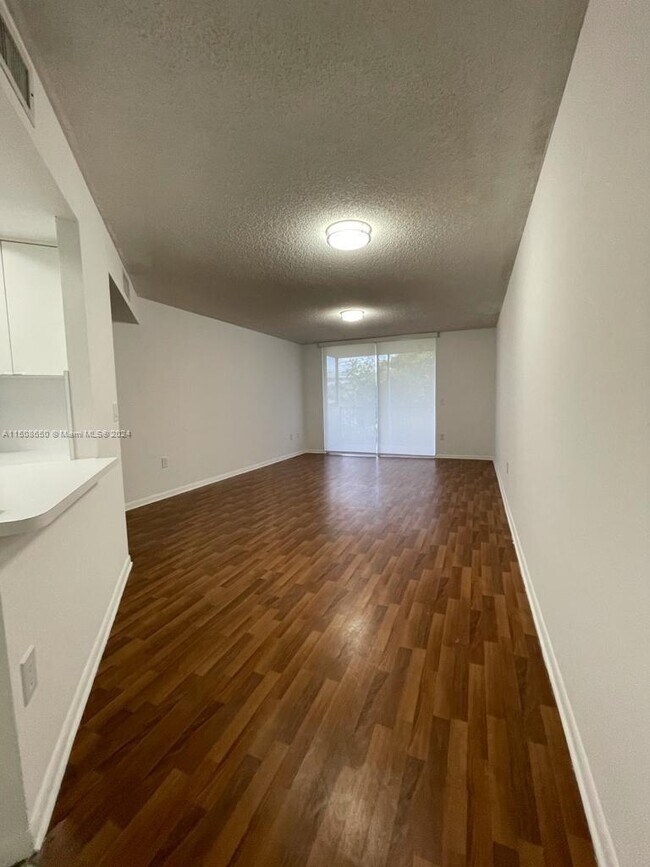 Foto del edificio - 8353 Lake Dr