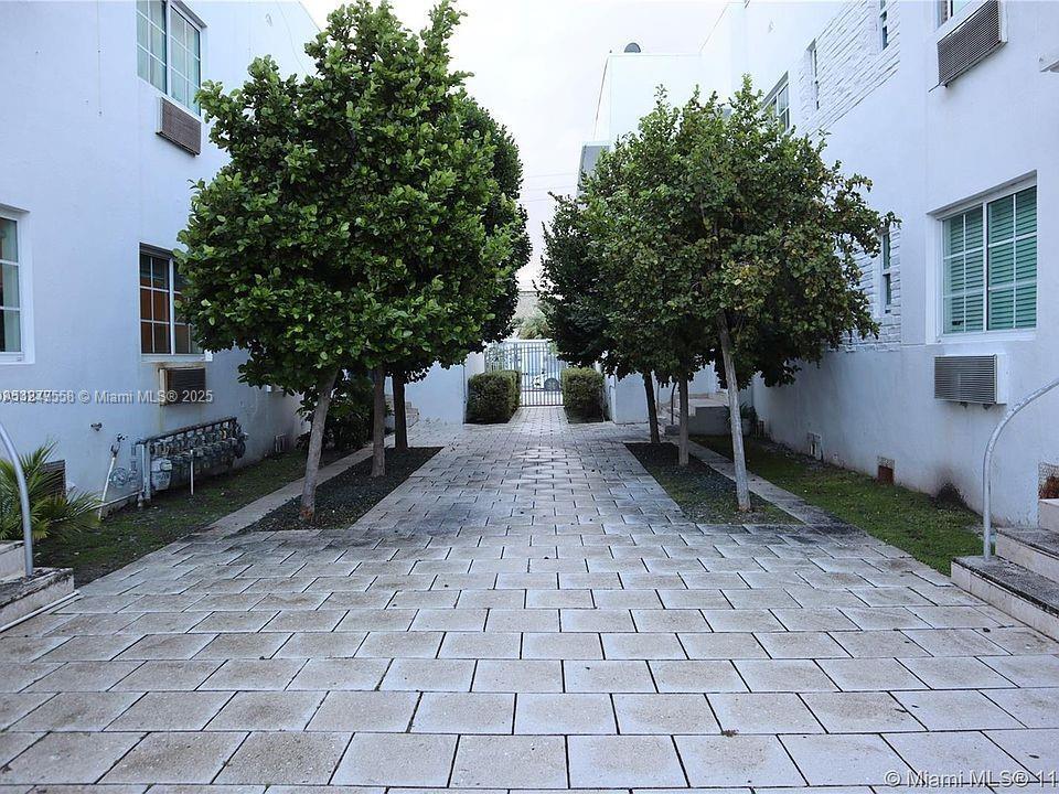Foto del edificio - 8415 Harding Ave