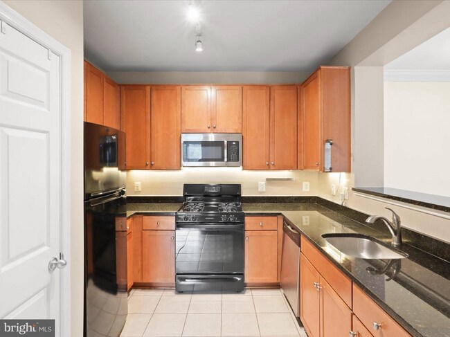 Cocina - 4860 Eisenhower Ave