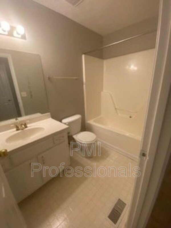 Building Photo - 2915 Holsted Dr