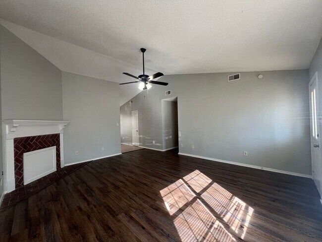 Building Photo - 2664 Waverly Dr