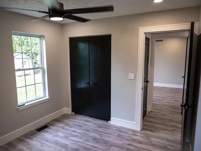 Foto del edificio - 916 E Dixon St