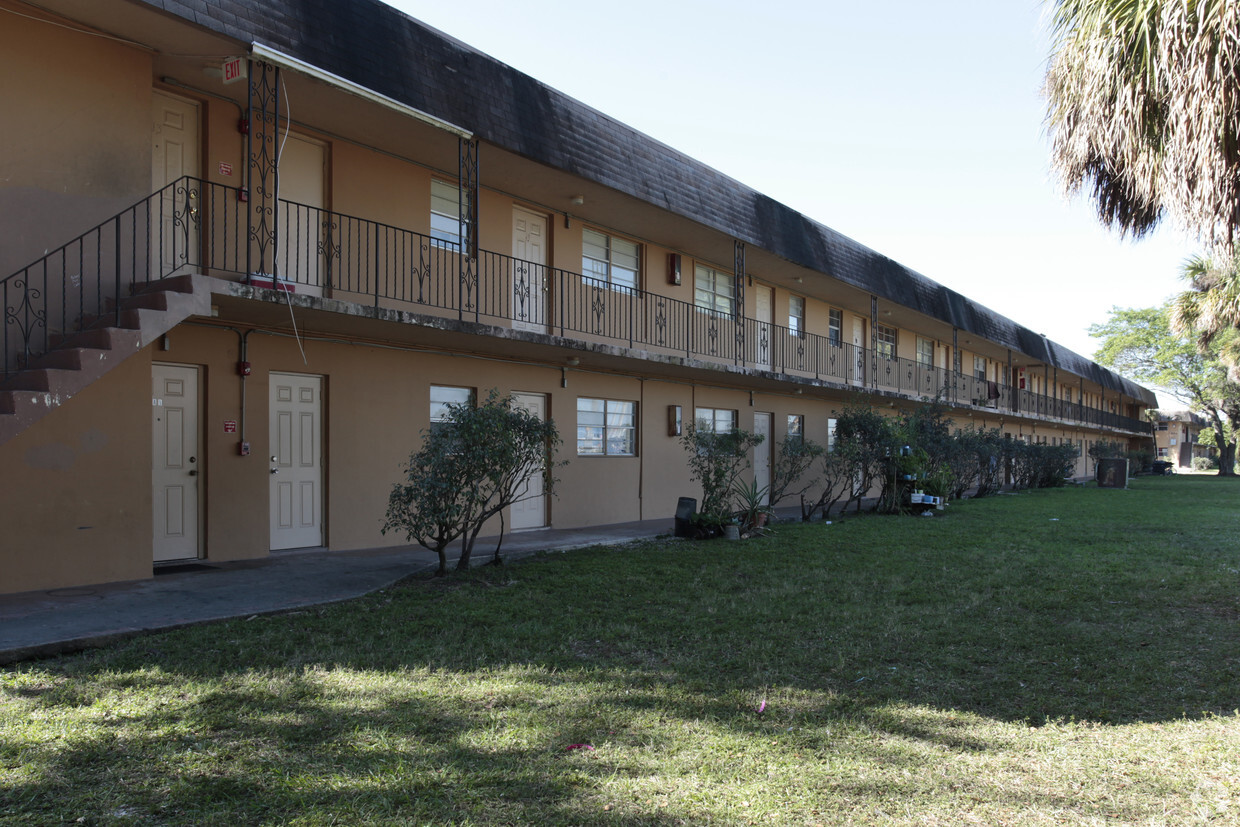 Hollywood Park Apartments - Hollywood Park West