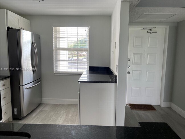 Foto del edificio - 805 Cypress Blvd