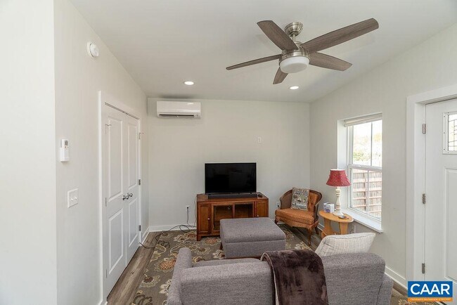 Foto del edificio - 1403 Burgess Ln