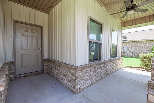 Building Photo - Move-In Ready Fairhope Home with Modern Fe...