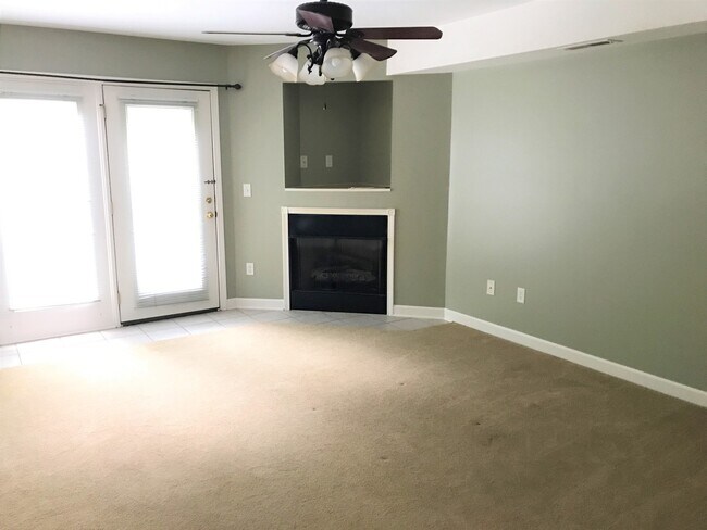 Foto del edificio - End Unit Townhome on Quiet Cul-De-Sac in Covington Crossing