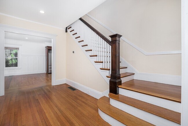 Building Photo - 164 Tappan St