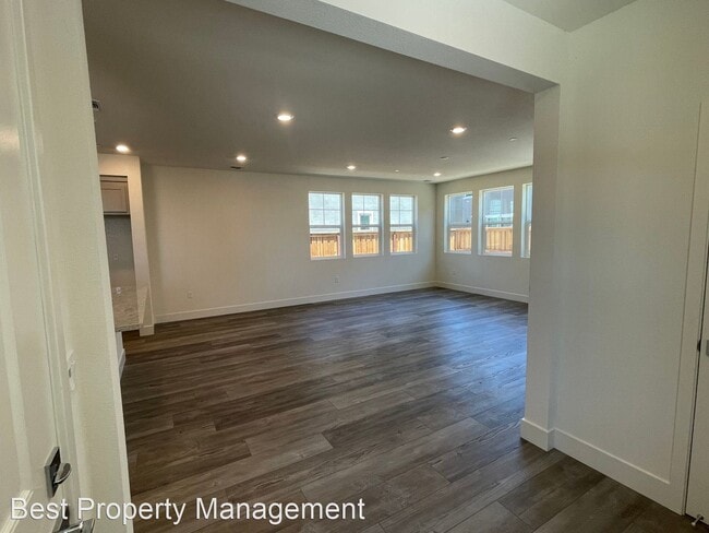 Building Photo - 4 br, 3 bath House - 2101 Daimler St