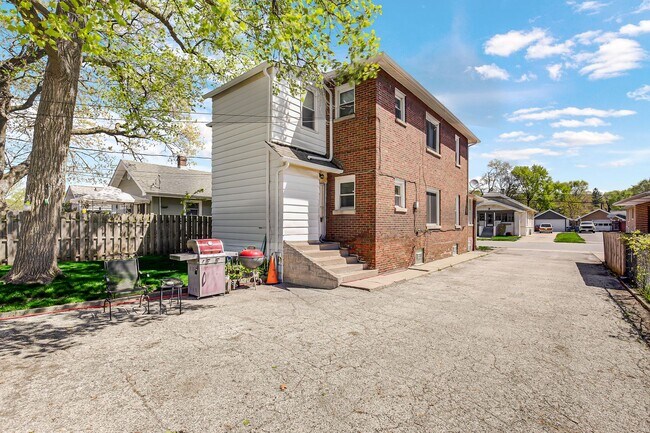 Foto del edificio - 8830 Parrish Ave