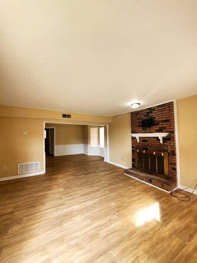 Foto del edificio - 1701-1702 Jamestown Way