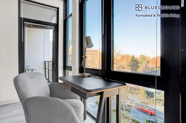 Foto del edificio - 7077 Woodmont Ave