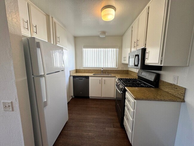 Foto del edificio - Penthouse Living in Ventura Keys – Harbor Village Condo