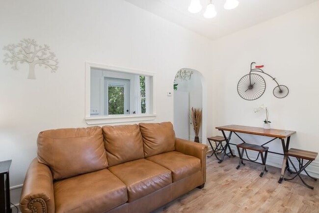 Building Photo - Lovely 1 Bedroom 1 Bathroom Old Town Home!
