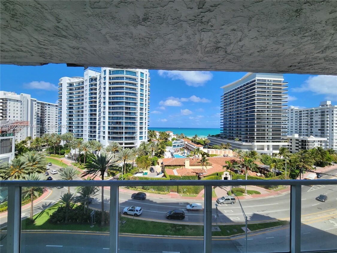 Primary Photo - 5900 Collins Ave