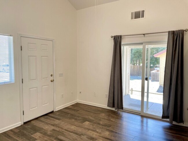 Building Photo - Stafford Townhouses