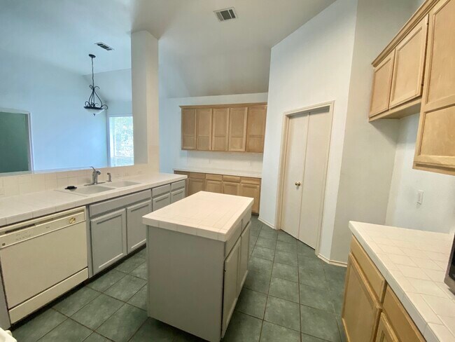Kitchen - 302 N Kings Canyon Dr