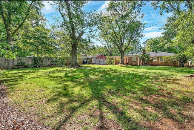 Foto del edificio - 244 Greengate Ln