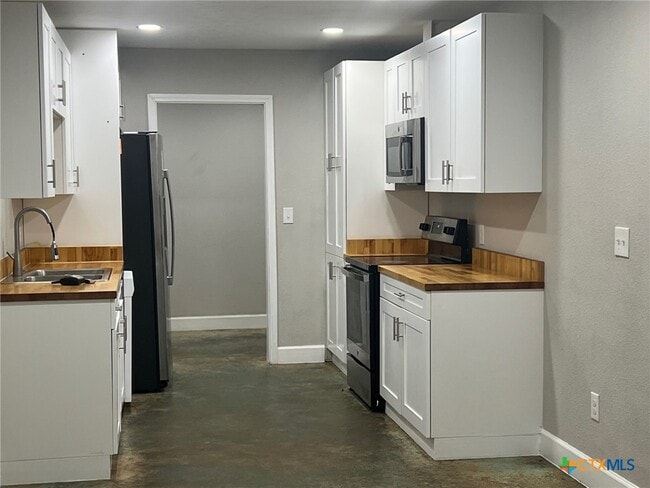 Building Photo - 661 W Austin St