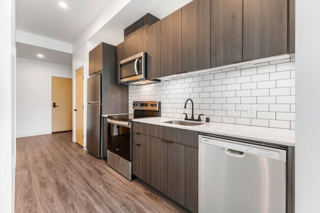 629 C4 Cocina y entrada de un dormitorio - 629 Apartments