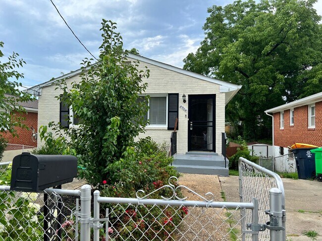 Building Photo - Newly Renovated Lovely 3BR/2 Bath Detached...