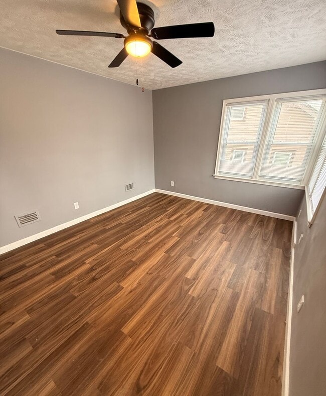 Building Photo - Newly Remodeled 4 bedroom