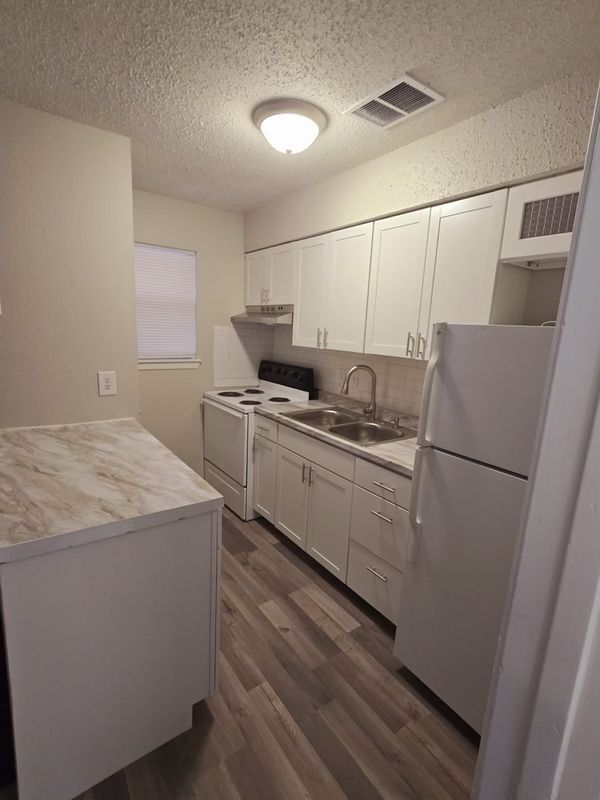 Building Photo - 2620 Ektom Dr