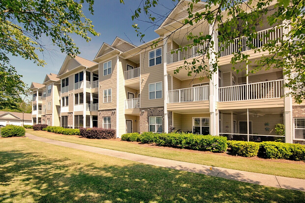 Building Photo - 235 Woodlands Way