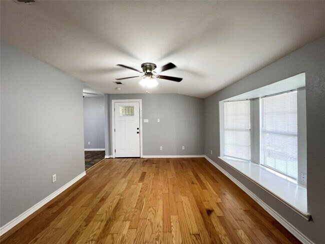 Building Photo - 204 Azalea St