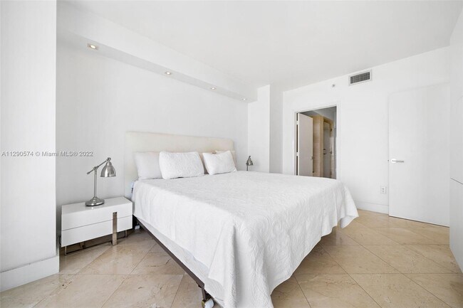 Foto del edificio - 6365 Collins Ave