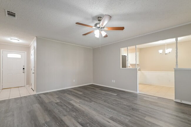 Building Photo - 302 Memorial Dr