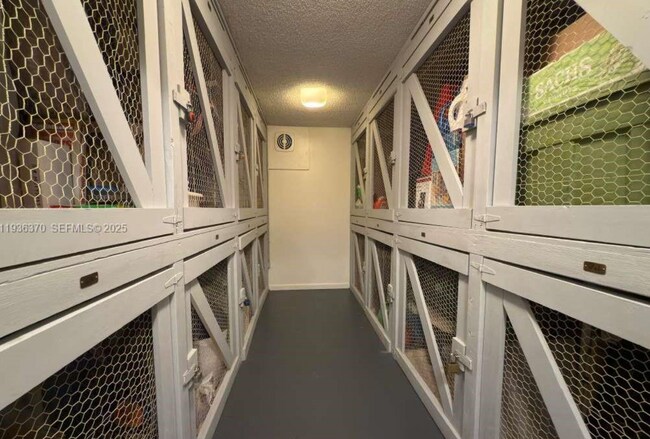 Foto del edificio - 9001 Jacaranda Ln