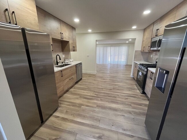 Building Photo - Remodeled in 2025!! Modern Big 7 Bedroom H...